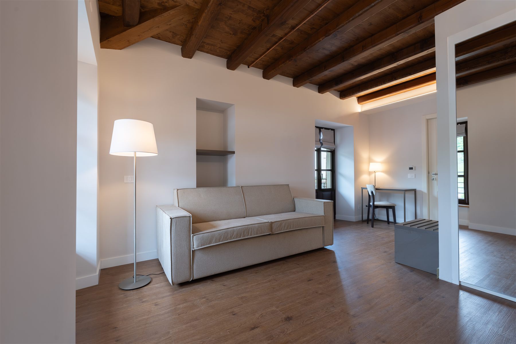 Camera di Hotel Cittadellarte con luce naturale e dettagli contemporanei.