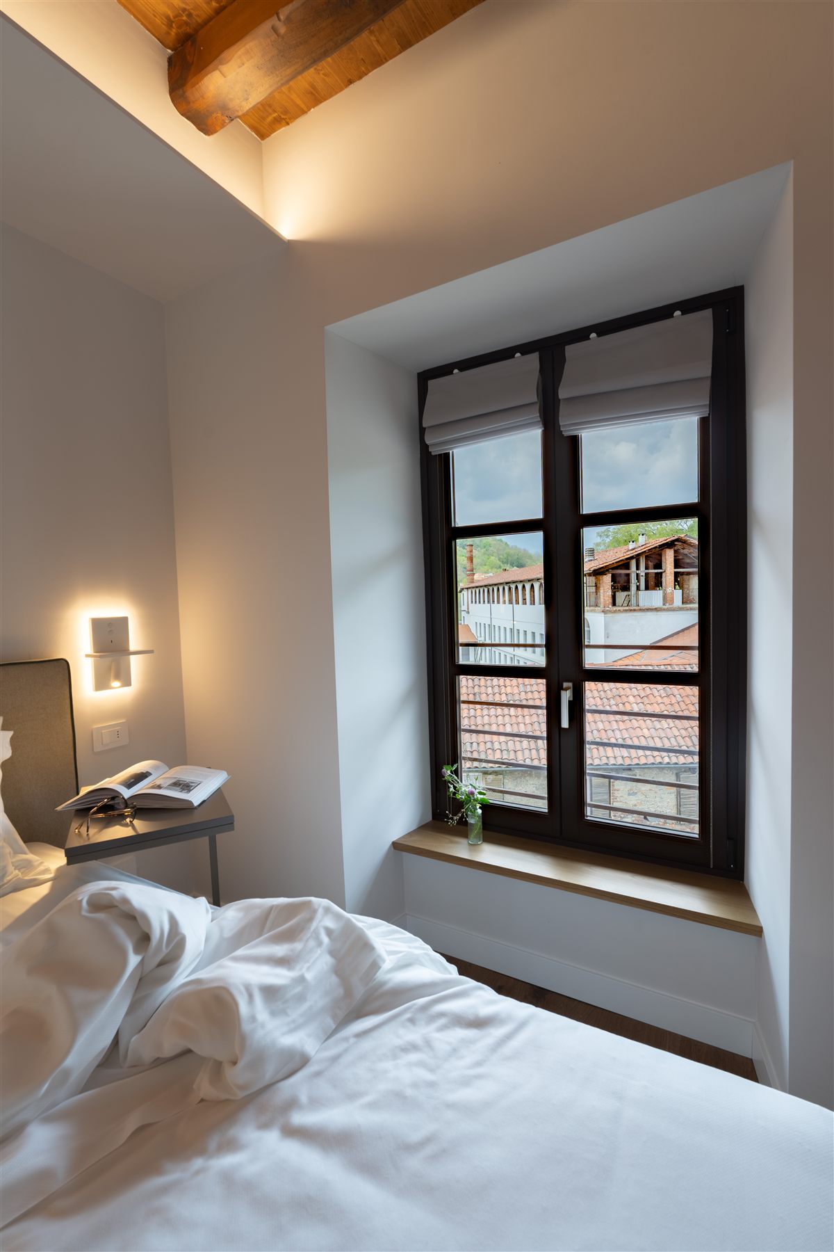 Camera di Hotel Cittadellarte con luce naturale e dettagli contemporanei.