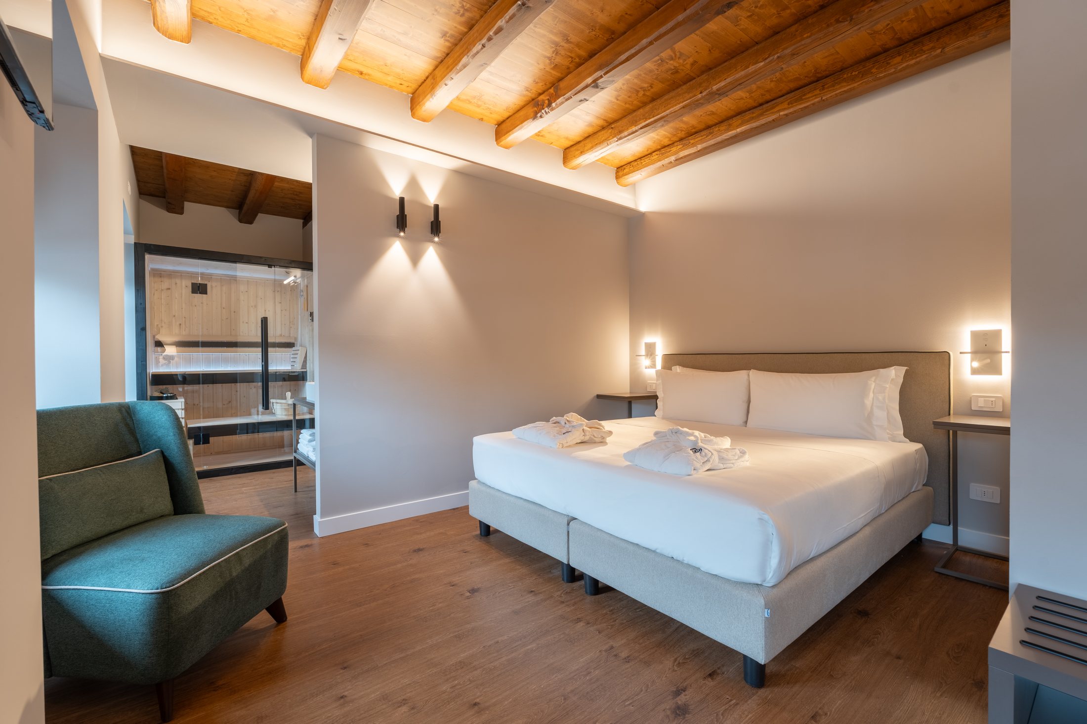Art Junior Wellness con balcone e sauna privata.