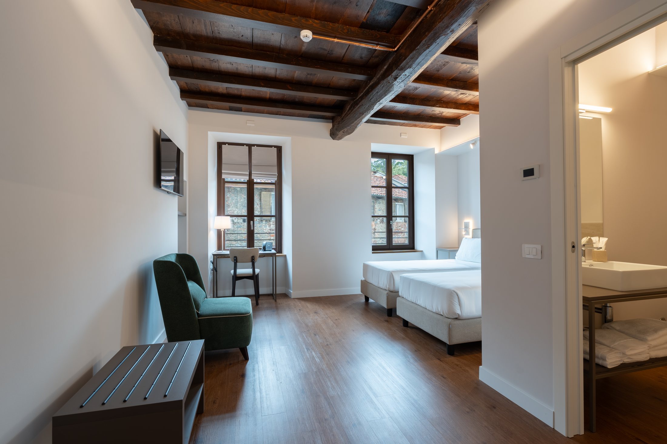 Art Room con luce naturale e presenza artistica discreta.