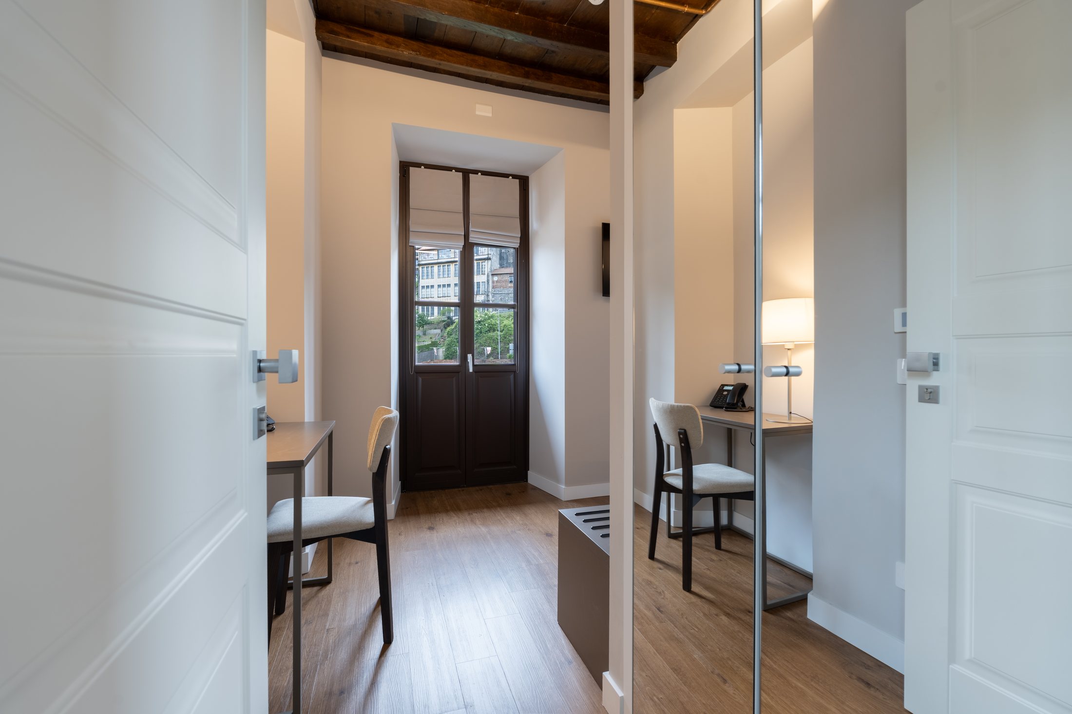 Art Room Deluxe con balcone, luce naturale e arredi contemporanei.
